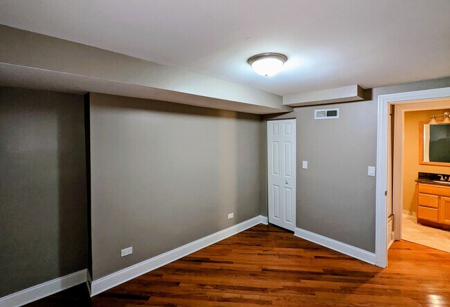 Building Photo - 2619 N Harding Ave