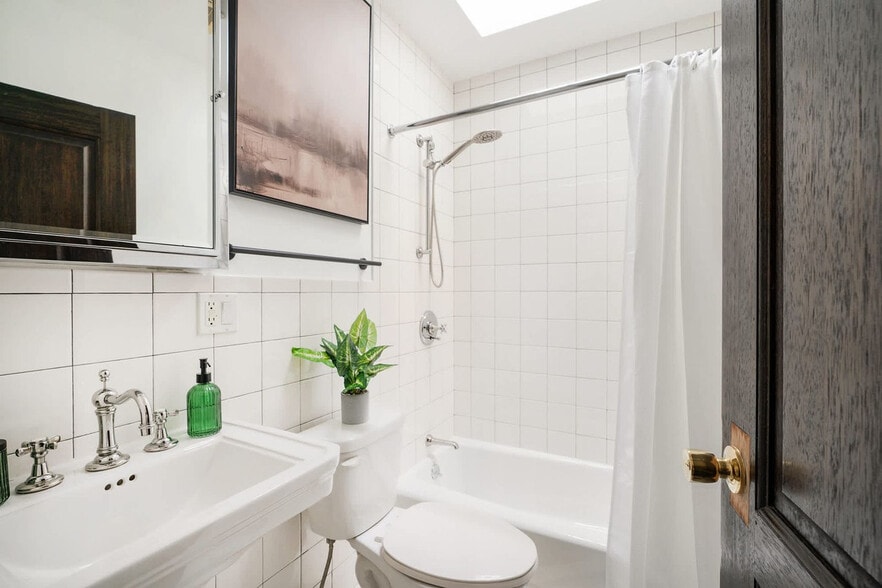 Building Photo - 10 5th Ave