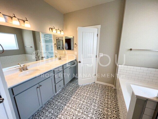 Building Photo - Grand Overlook to the Mountains!