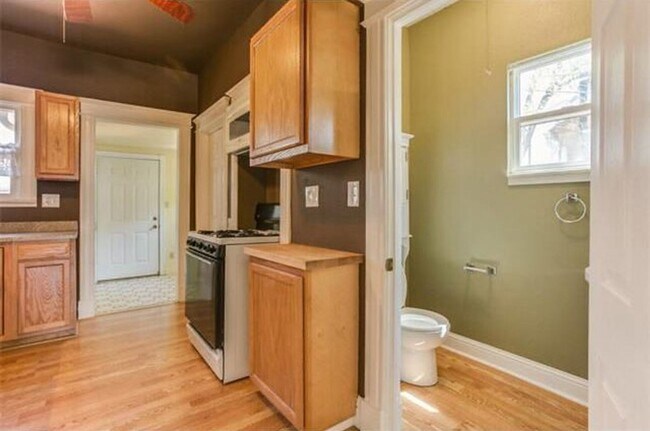 Building Photo - Big Character. Smart Size. Walk to Switchback.