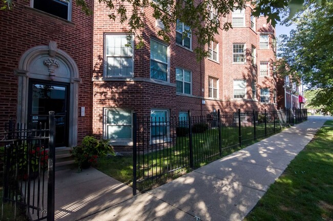 Primary Photo - 1714 W Farwell Ave