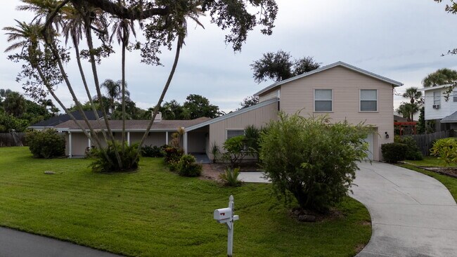Building Photo - Spacious 5-Bed, 4-Bath Sarasota Home with ...