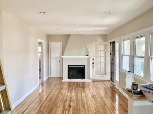 Building Photo - 2Br+ 1Br Is Garage Converted/1Ba Cozy Mode...