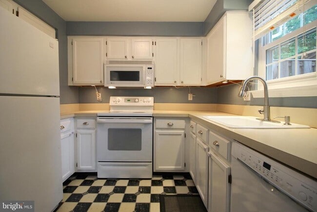 Building Photo - 27 Bickel Ct