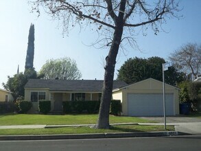 Building Photo - Great home with gorgeous hardwood floors!!