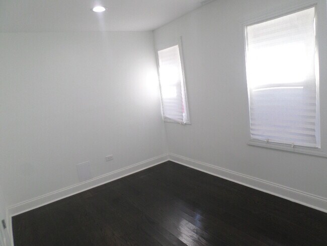 Building Photo - 14730 Honore Ave