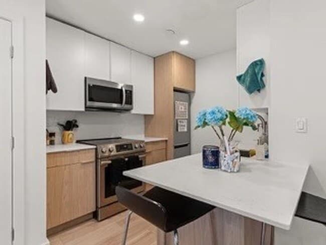 Building Photo - 1Br/1Bth apartment available June 1, 2026. Great location. Laundry in unit!