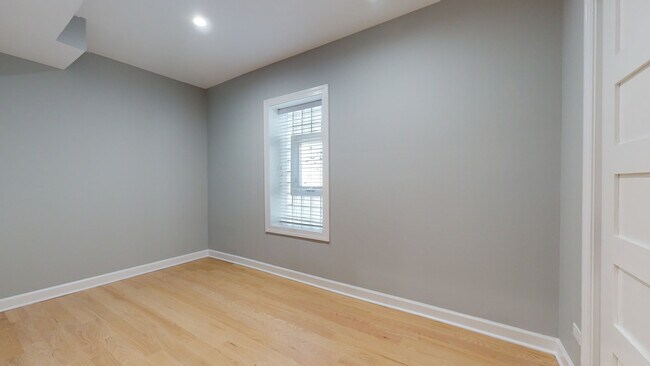 Building Photo - 1543 W George St