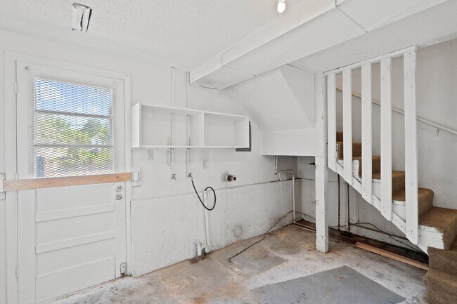 Building Photo - Charming & Newly Updated 2BR Duplex with F...