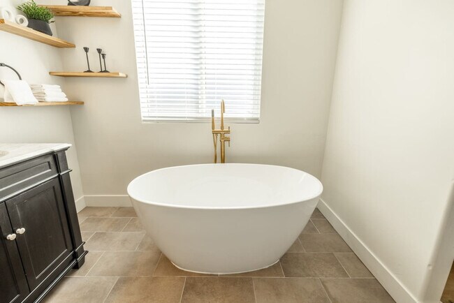 Building Photo - 1157 E Sego Lily Dr