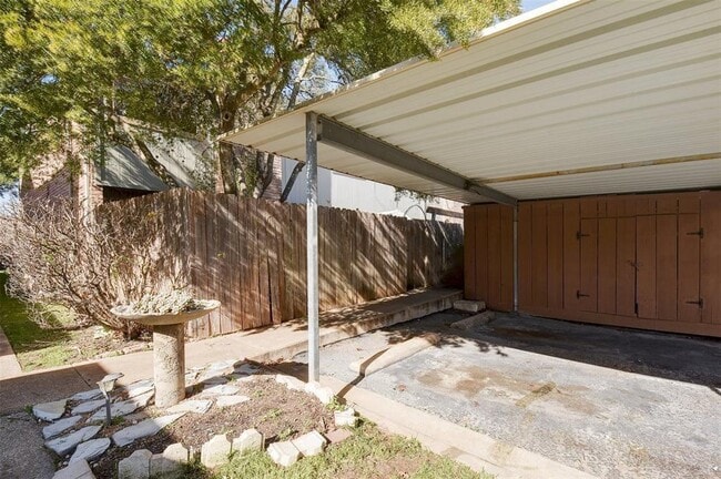 Building Photo - 9009 N Plaza