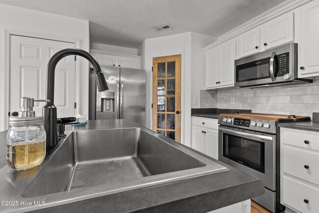 Building Photo - 8246 English Saddle Dr
