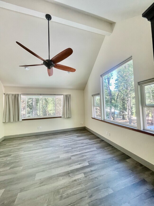 Building Photo - 10375 Laurentian Way