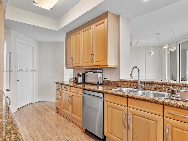 Building Photo - 9751 E Bay Harbor Dr