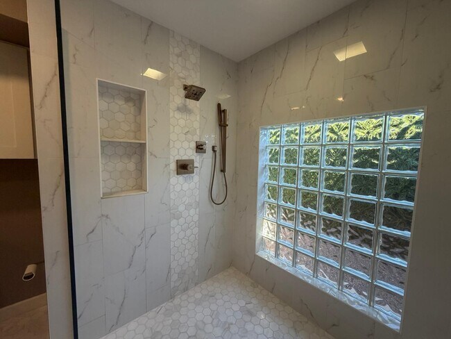 Building Photo - 9225 N Arroya Vista Dr W