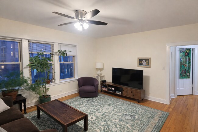 Building Photo - 2482 N Lincoln Ave