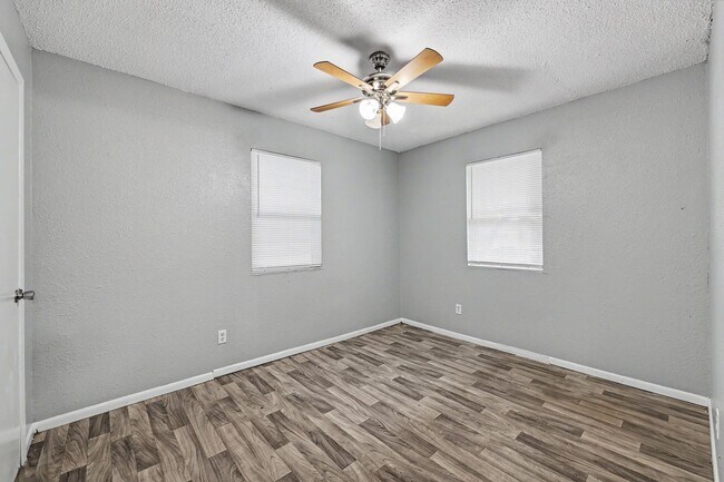 Building Photo - SPACIOUS! LOCATION!