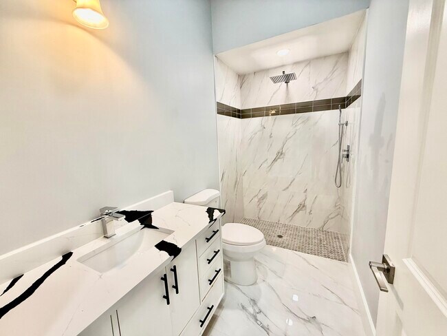 Building Photo - 660 NE Moss Rose Pl