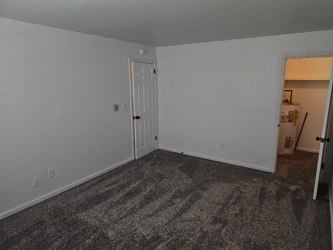 Building Photo - 5856 Highview Dr