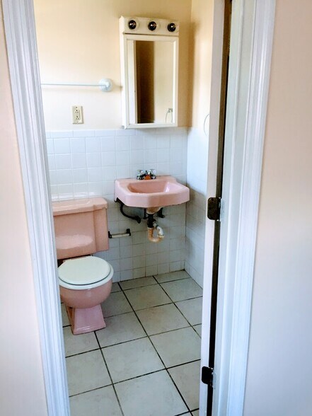 Building Photo - 685 HWY 441 SE