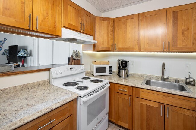 Building Photo - Keoni Ana in Waikiki - 2 Bedroom 1.5 Bath and 2 Parking Stalls!