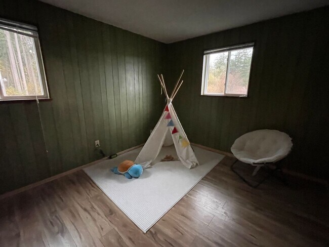 Building Photo - Lovely Home with wonderful Views and a Mas...