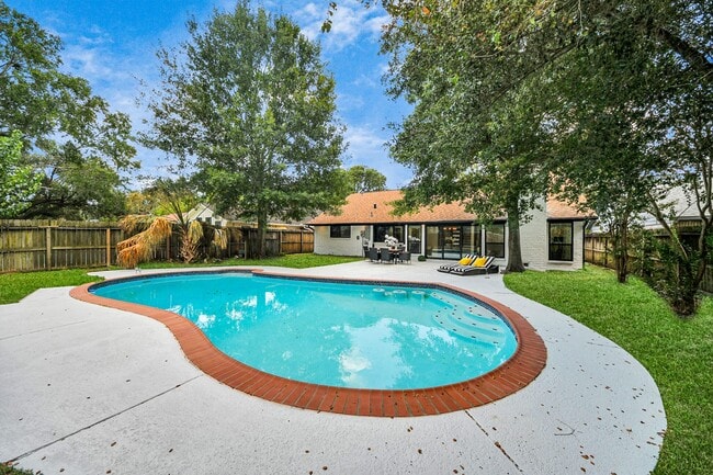 Building Photo - 227 Concordia Dr