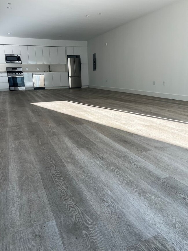 Building Photo - Modern Studio - Available NOW