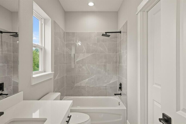 Building Photo - 823 Woodcrest Dr