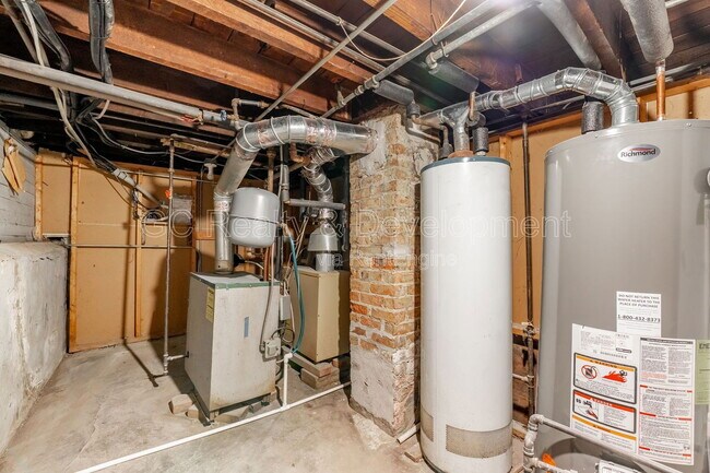 Building Photo - 2519 N Hamlin Ave