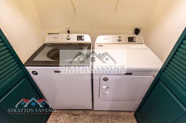 Building Photo - 1131 E Ferrara St