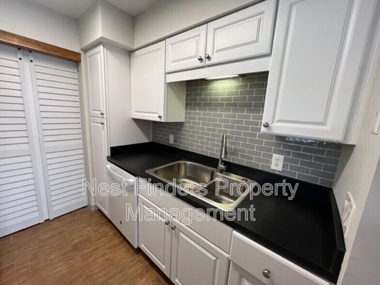 Building Photo - 10200 Belle Rive Blvd