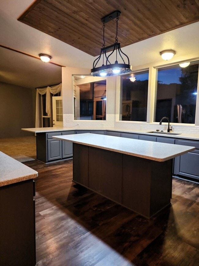 Building Photo - Spacious 3 Bed, 2 Bath Home with Shop & Stunning River Views – Clemans Addition