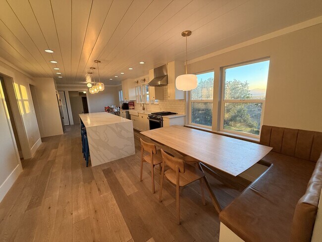 Building Photo - Stunning Home in Provo - Beautiful Backyard!