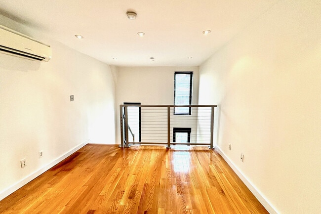 Building Photo - 215 E 81st St
