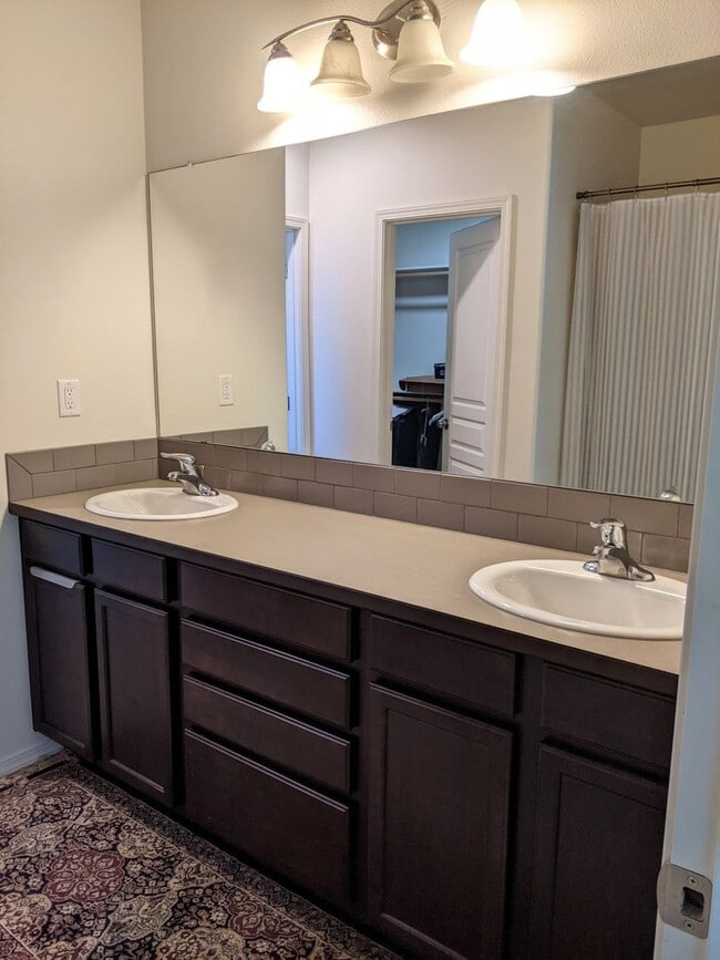 Building Photo - 3 Bed, 2 Bath Single Level Home in SE Bend...