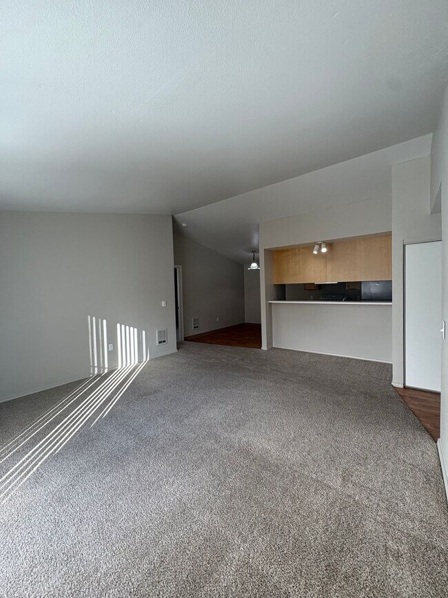 Building Photo - SUMMER DEALS— ?Apply same day of tour get $99 security deposit and ONE MONTH FREE