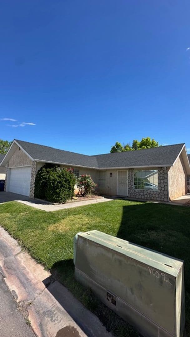 Building Photo - 3 Bedroom Home With Community Pool - Pet Friendly!