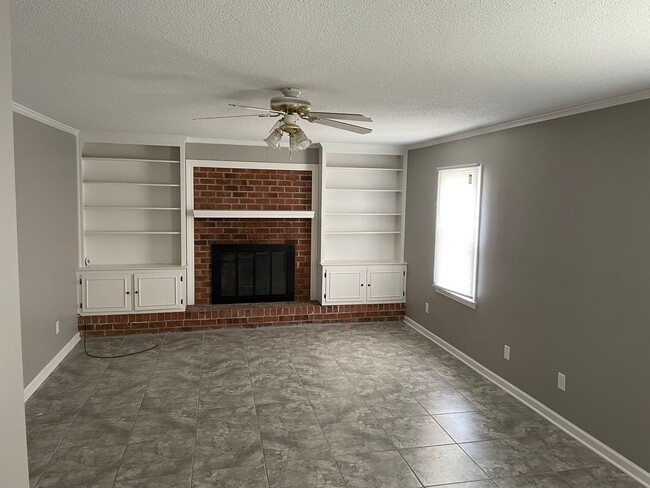 Building Photo - River Bend Rental