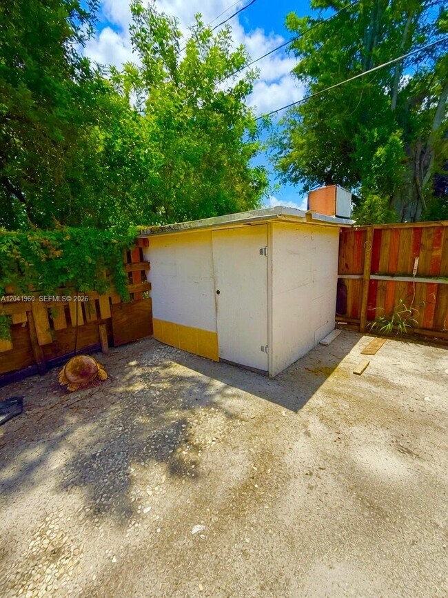 Building Photo - 1340 Peri St