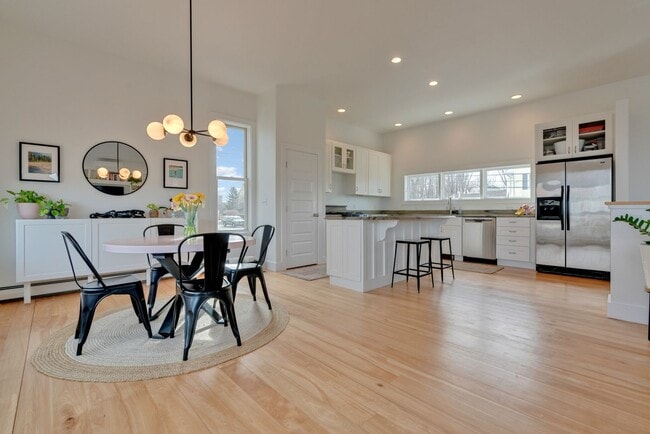 Building Photo - Stunning 4 Bed 2.5 Bath Steps from Willards Beach