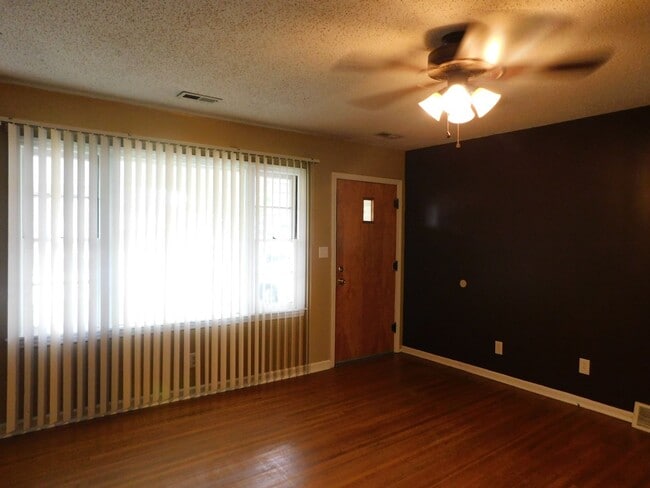Building Photo - Beautifully remodeled 3 bedroom/1 bath hom...