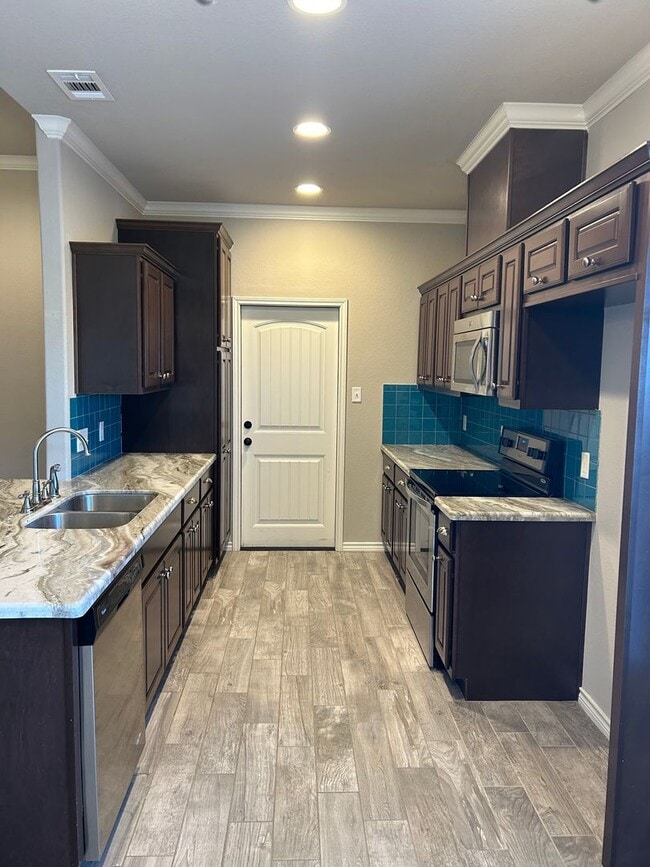 Building Photo - 3 bed/3 bath in South College Station Avai...