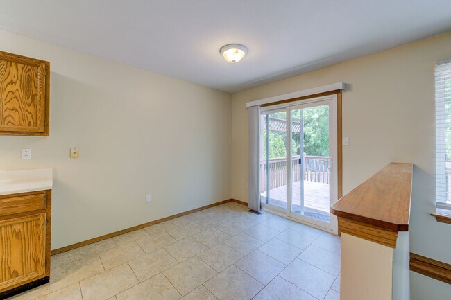 Building Photo - 650 Top Notch Ln