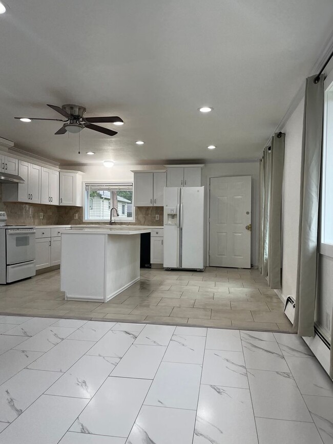 Building Photo - Large 4 bedroom home in Hamilton Acres - Mother in Law included