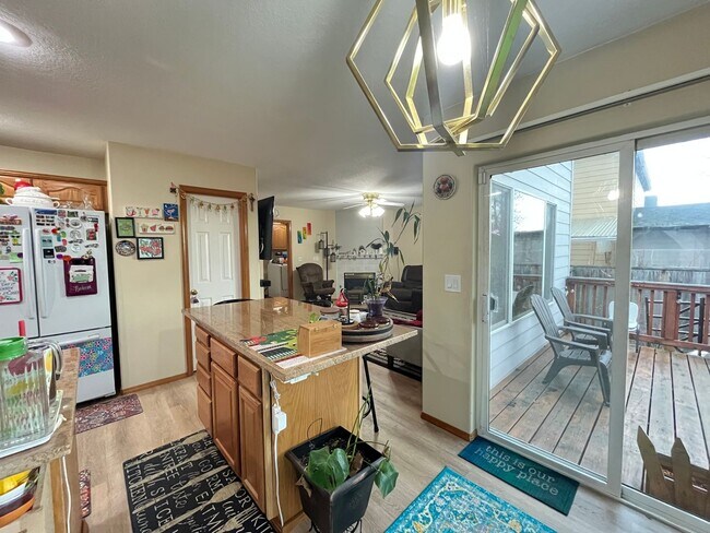 Building Photo - Beautiful 3 Bed, 2.5 Bath House in Central...