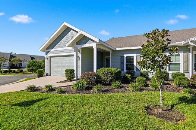 Building Photo - Villas of West 3Bed/2Bath End Unit