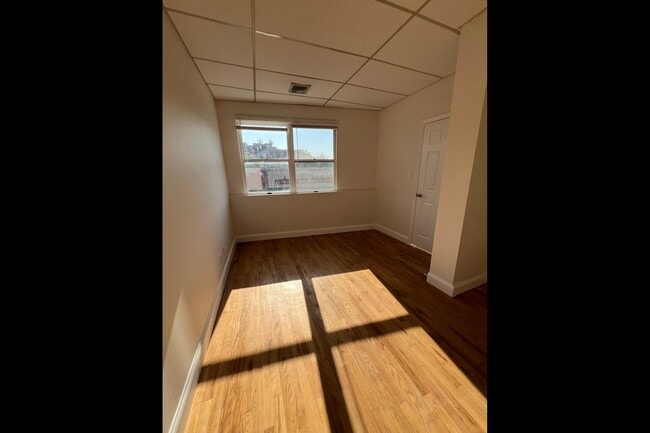 Building Photo - 308 Maple Ave