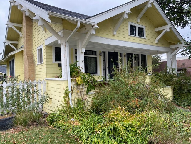 Building Photo - Stunning home in Downtown Longmont
