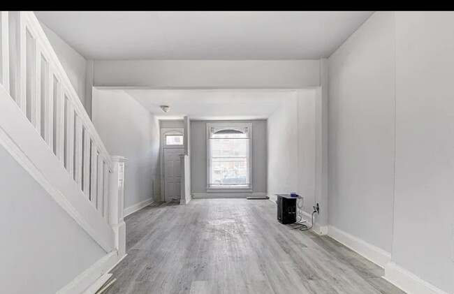 Building Photo - Welcome to the 3 Bed/2Bath Rowhome in Balt...